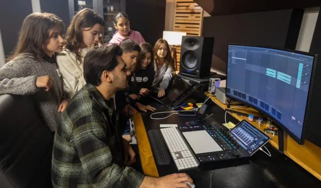 İzmir'de Çocuk Meclisi üyeleri kayıtta