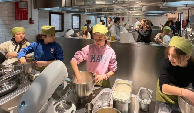 Marmaris'te ilkokul öğrencilerinden gazi ailesine pide