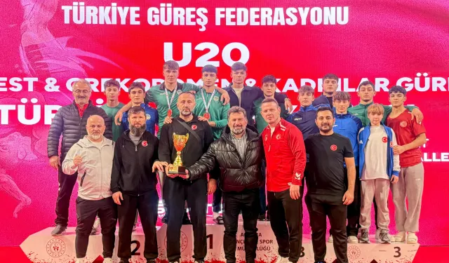 Sakarya Büyükşehirli güreşçilerden Ankara'da madalya yağmuru