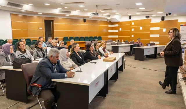 Bornova'da muhtarlara 'dijital dönüşüm' eğitimi