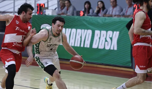 Lider Sakarya play-off'a çeyrek finalden gidiyor