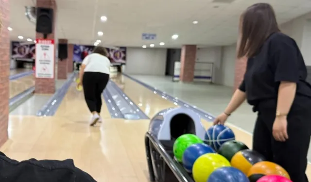 Çorum'da anneler bowlingde buluştu