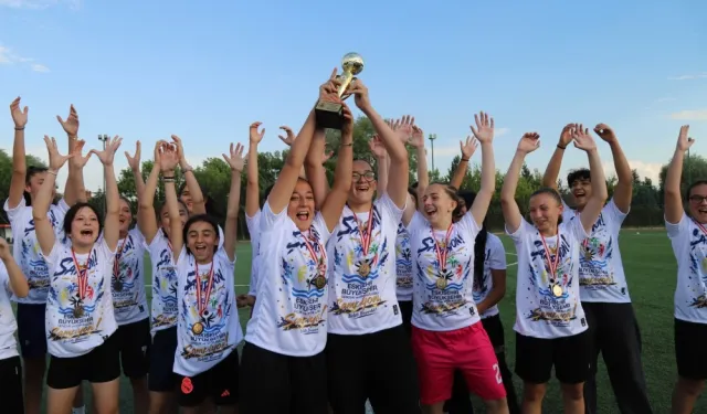 Eskişehir Büyükşehir spor kulübü kupayı kaldırdı