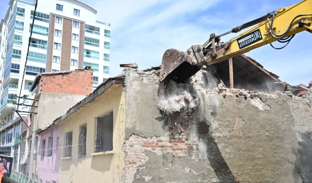 Bursa Yıldırım'da Sinandede dönüşümünde ilk kepçe