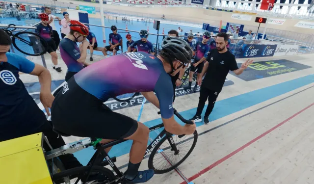 Konya Velodromu'nda geleceğin şampiyonları piste çıktı