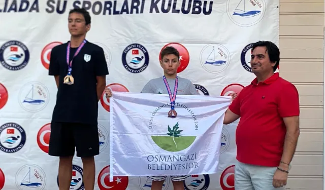 Osmangazi'nin genç yüzücüleri kürsüyü bırakmadı