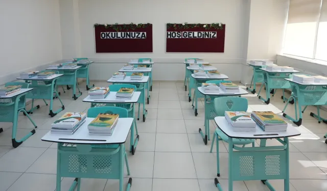 Ders kitapları dağıtılmaya başlandı