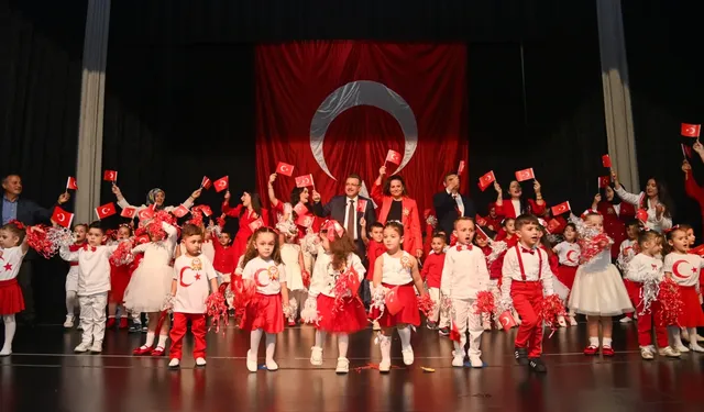 Başkan Genç, miniklerin Cumhuriyet coşkusuna ortak oldu