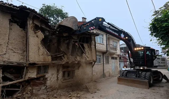 Bursa Yenişehir'in kırsalındaki metruk binalar da yıkılıyor