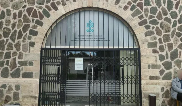 İzmir'de 2 bin yıllık Zeus heykel başı ele geçirildi