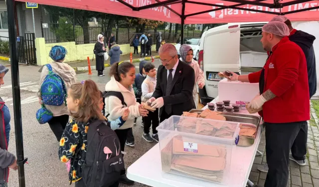İzmit'te 'Beslenme Saati' üç okulda öğrencilerle buluştu
