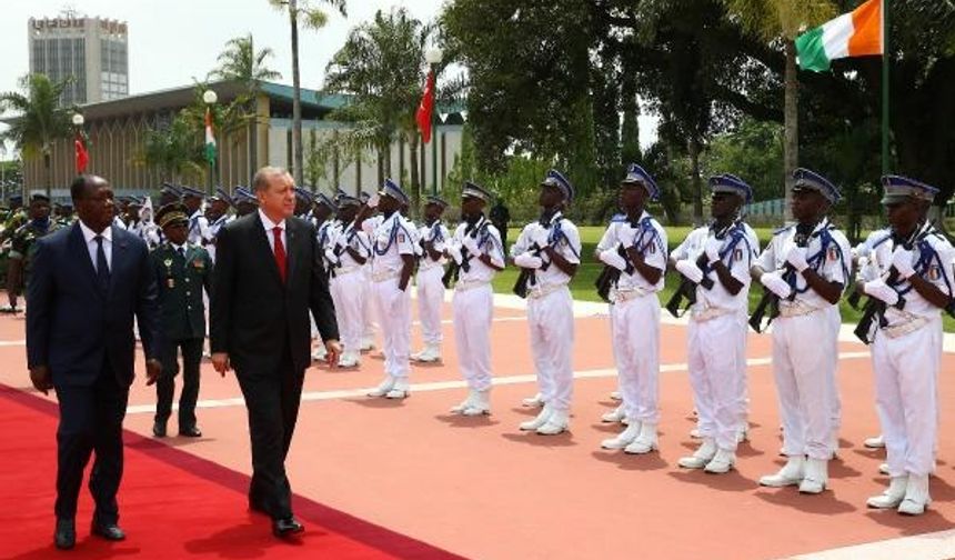 Cumhurbaşkanı Erdoğan, Fildişi Sahili Başkanlık Sarayı’nda resmi törenle karşılandı