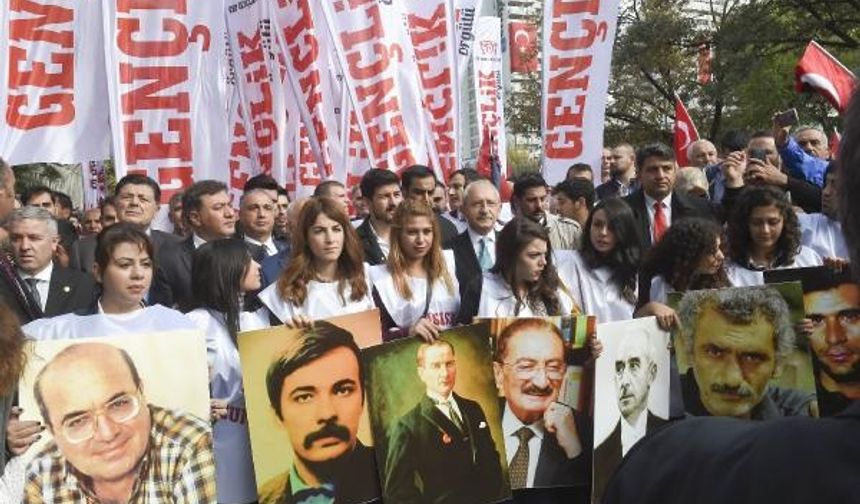 Kılıçdaroğlu, Ankara Garı önüne karanfil bıraktı