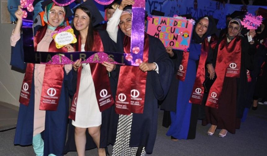 Anadolu Üniversitesi'nde diploma sevinci