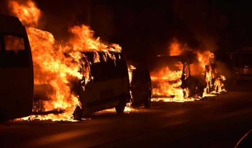 Teröristler İstanbul'u ateşe verdiler... Gaziosmanpaşa, Sultangazi ve Kağıthane alev alev