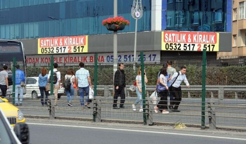 İstanbul'da metrobüs bozuldu yolcu metrobüs yolunda yürüdü