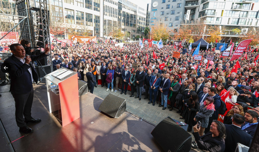 Özgür Özel, Bürüsel'de 'Millit İradesine Sahip Çıkıyor' mitinginde...
