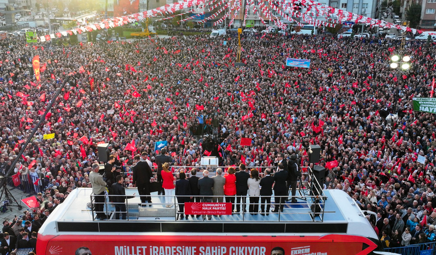 Özgür Özel Adalet Sarayı önünde iktidara meydan okudu!