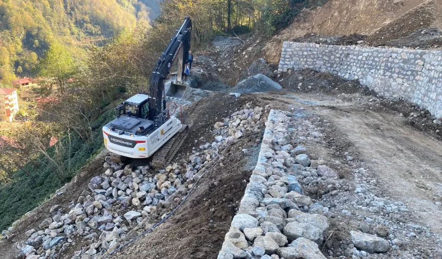 Trabzon'da heyelana karşı taş duvar çalışmaları sürüyor