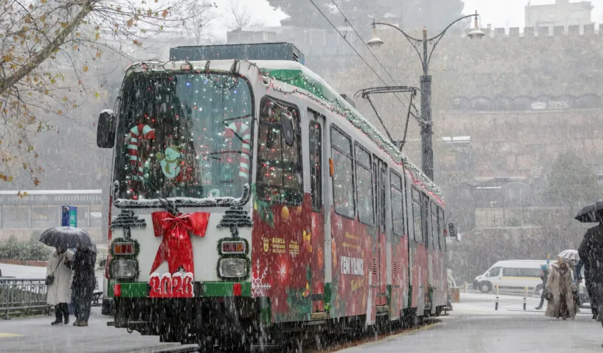 Nostaljik tramvay süsleriyle yeni yılın simgesi oldu