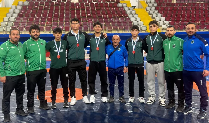Konya Karatay'ın U17 güreşçileri şampiyonluk yolunda