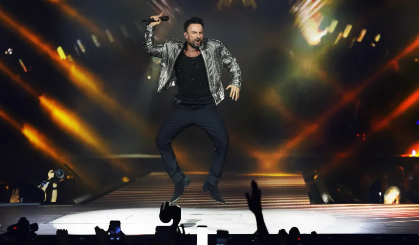 Tarkan sahneden 'Beni çok sev' diyerek seslendi