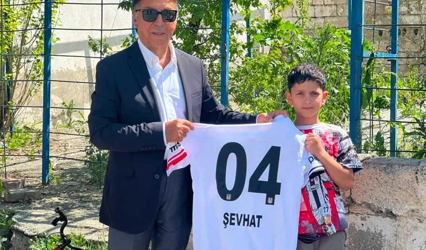 Seyit Ateş, Ağrılı taraftar Şevhat'ın Beşiktaş forması hayalini gerçekleştirdi