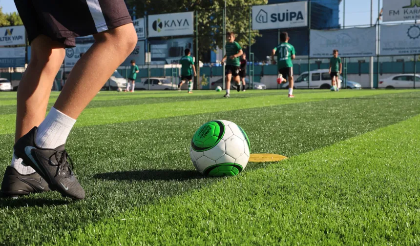 Sakarya Büyükşehir'in yenilediği zeminde ilk düdük çaldı