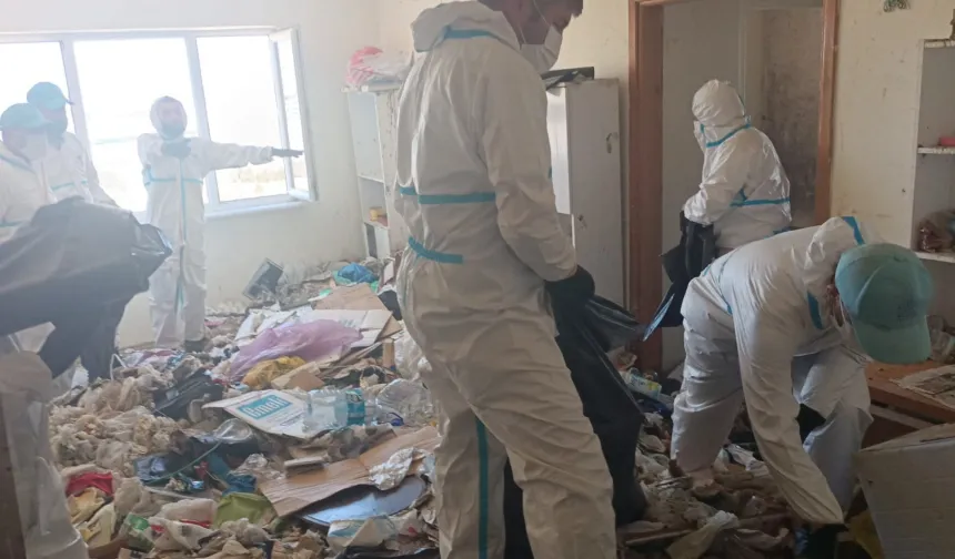 Çöp evden 28 ton çöp çıktı!