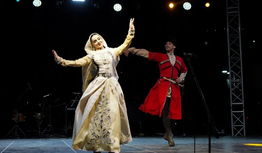İstanbul Beylikdüzü'nde Uluslararası Halk Dansları zamanı