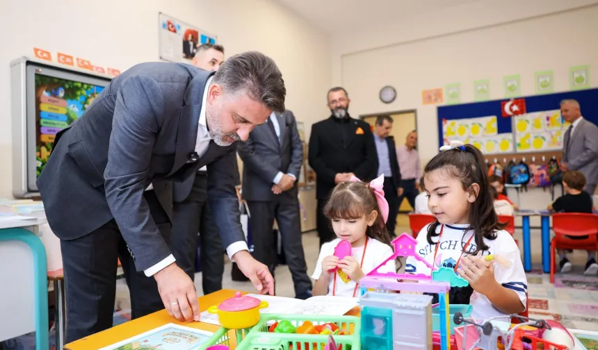 Bursa'da Başkan Vekili Biba, öğrencilerin ilk ders heyecanına ortak oldu