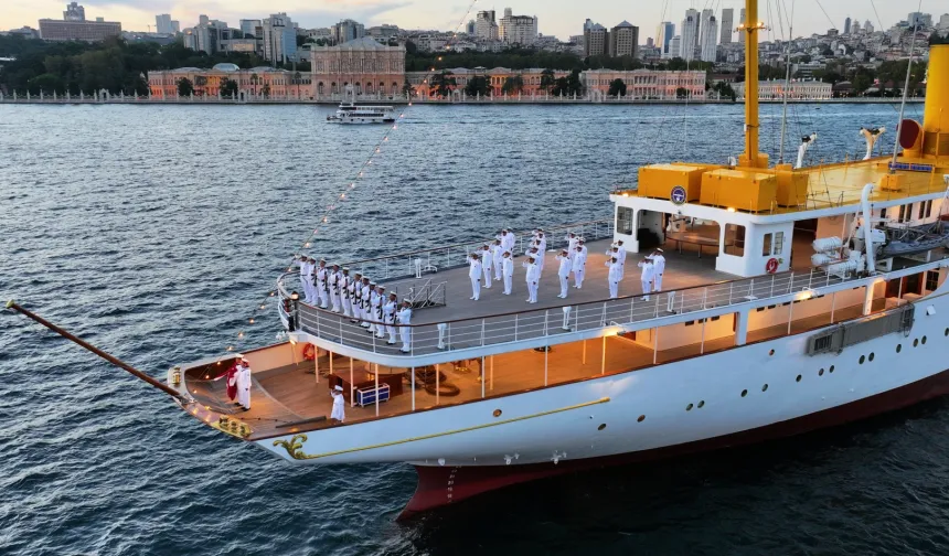 TCG Savarona Dolmabahçe açıklarında demirledi