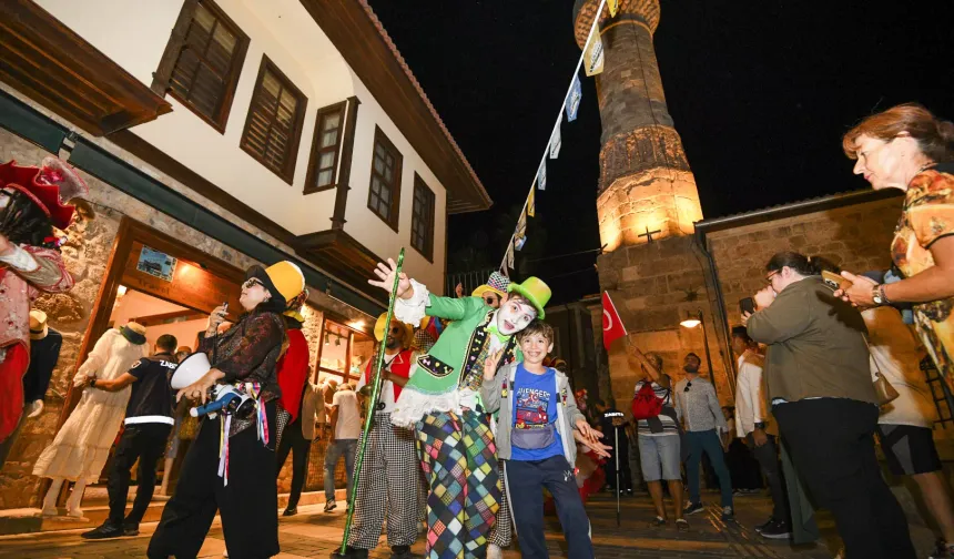 Antalya'da büyüleyici kortej Kaleiçi'nde karnaval havası estirdi