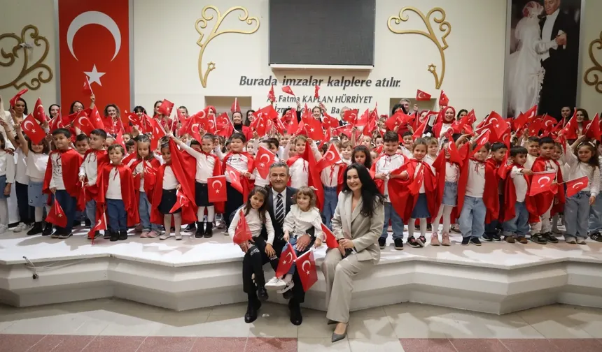 Çınar Çocuk Evleri'nin minikleri Cumhuriyet için sahne aldı