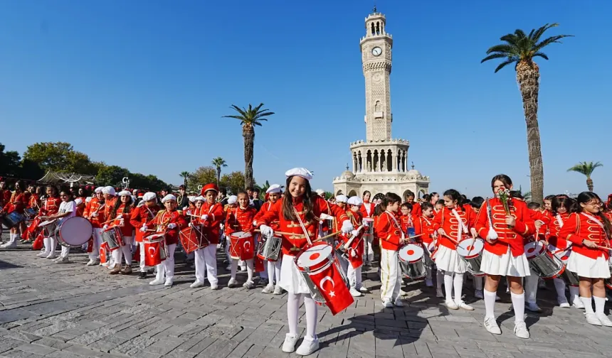 Cumhuriyet coşkusu bando gösterileriyle meydanlara taşındı