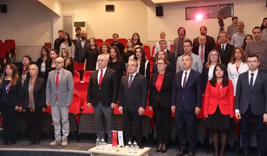 İzmir'in üniversiteleri Cumhuriyet'in kazanımlarını konuştu