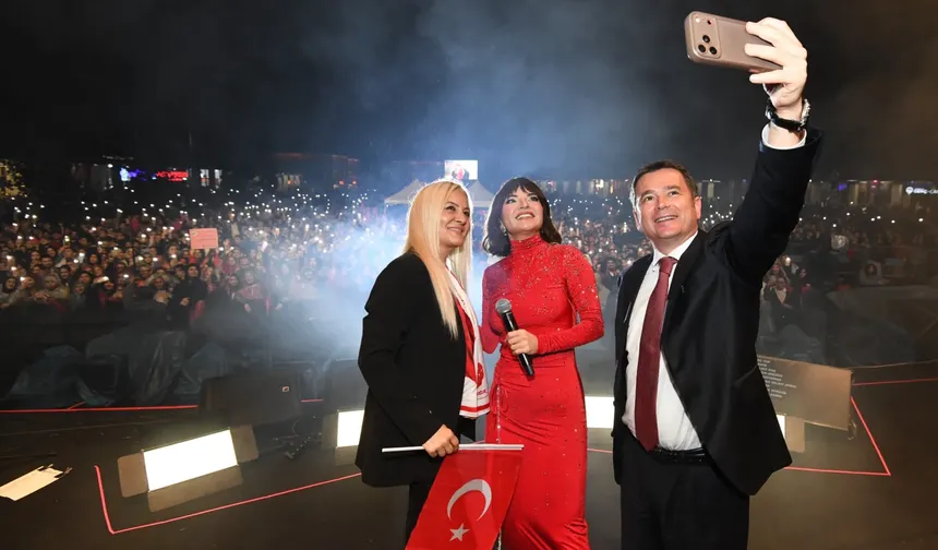 Osmangazi'de Cumhuriyet Coşkusu Göksel'in şarkılarıyla taçlandı