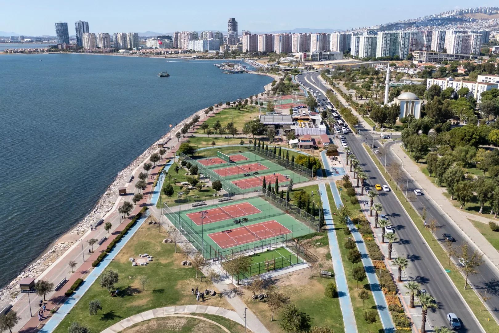 Bostanlı'daki iki padel kortunda sona doğru