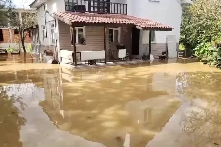 Düzce'de sağanak yağış su baskınlarına neden oldu